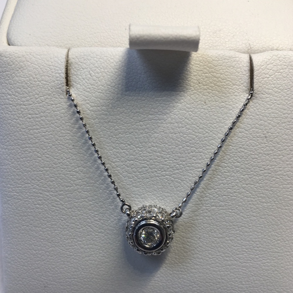 14K white gold round diamonds pendant
